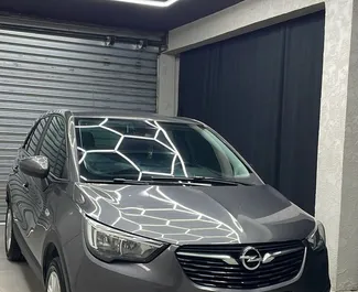 Noleggio Opel Crossland. Auto Economica, Comfort, Crossover per il noleggio in Albania ✓ Cauzione di Deposito di 100 EUR ✓ Opzioni assicurative RCT, CDW, FDW, All'estero.