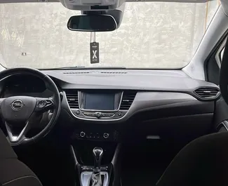 Motore Diesel da 1,5L di Opel Crossland 2021 per il noleggio all'aeroporto di Tirana.