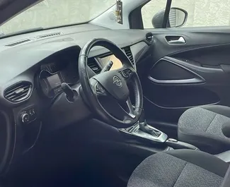 Interni di Opel Crossland in affitto in Albania. Un'ottima auto da 5 posti con cambio Automatico.