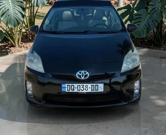 Vista frontale di un noleggio Toyota Prius a Batumi, Georgia ✓ Auto #16347. ✓ Cambio Automatico TM ✓ 0 recensioni.