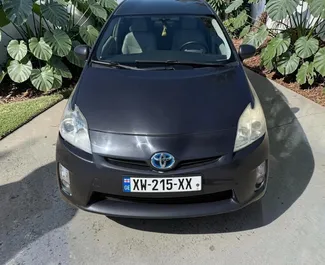 Vista frontale di un noleggio Toyota Prius a Batumi, Georgia ✓ Auto #16346. ✓ Cambio Automatico TM ✓ 0 recensioni.