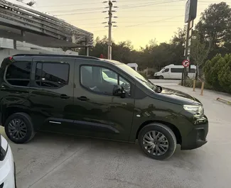 Motore Diesel da 1,5L di Citroen Berlingo 2026 per il noleggio all'aeroporto di Antalya.