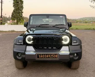 Vista frontale di un noleggio Mahindra Thar Roxx all'aeroporto di Goa, Goa ✓ Auto #16161. ✓ Cambio Automatico TM ✓ 0 recensioni.