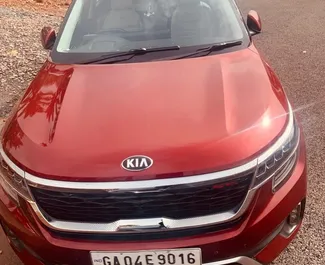 Vista frontale di un noleggio Kia Seltos all'aeroporto di Goa, Goa ✓ Auto #16190. ✓ Cambio Automatico TM ✓ 0 recensioni.