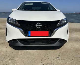 Nissan Note 2022 disponibile per il noleggio a Larnaca, con limite di chilometraggio di illimitato.