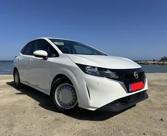 Interni di Nissan Note in affitto a Cipro. Un'ottima auto da 5 posti con cambio Automatico.