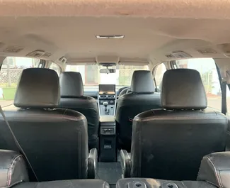 Toyota Innova Hycross 2025 disponibile per il noleggio all'aeroporto di Goa, con limite di chilometraggio di illimitato.