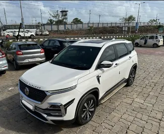 Vista frontale di un noleggio MG Hector all'aeroporto di Goa, Goa ✓ Auto #16182. ✓ Cambio Automatico TM ✓ 0 recensioni.