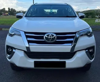 Vista frontale di un noleggio Toyota Fortuner all'aeroporto di Goa, Goa ✓ Auto #16178. ✓ Cambio Automatico TM ✓ 0 recensioni.