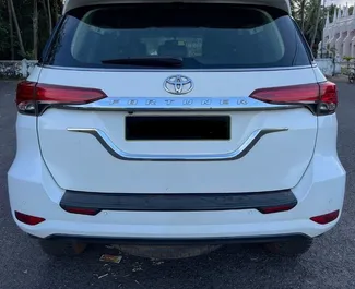 Noleggio Toyota Fortuner. Auto Comfort, SUV per il noleggio a Goa ✓ Cauzione di Deposito di 60 USD ✓ Opzioni assicurative RCT.