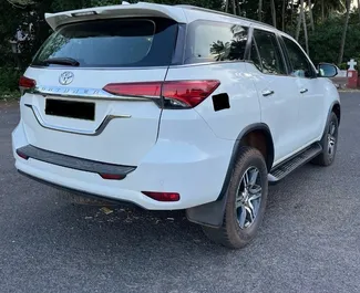 Motore Diesel da 2,8L di Toyota Fortuner 2024 per il noleggio all'aeroporto di Goa.