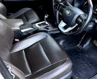 Toyota Fortuner 2024 disponibile per il noleggio all'aeroporto di Goa, con limite di chilometraggio di illimitato.