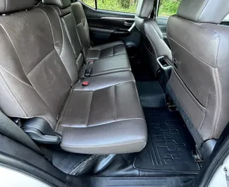 Interni di Toyota Fortuner in affitto a Goa. Un'ottima auto da 7 posti con cambio Automatico.