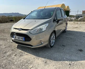 Vista frontale di un noleggio Ford B-Max all'aeroporto di Tirana, Albania ✓ Auto #16368. ✓ Cambio Automatico TM ✓ 0 recensioni.