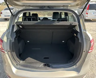 Ford B-Max 2015 disponibile per il noleggio all'aeroporto di Tirana, con limite di chilometraggio di illimitato.