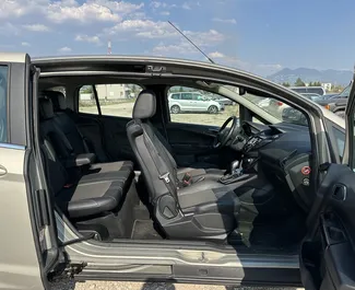 Interni di Ford B-Max in affitto in Albania. Un'ottima auto da 5 posti con cambio Automatico.