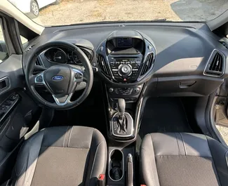 Ford B-Max 2015 con sistema A trazione anteriore, disponibile all'aeroporto di Tirana.