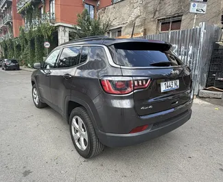 Vista frontale di un noleggio Jeep Compass a Tbilisi, Georgia ✓ Auto #16468. ✓ Cambio Automatico TM ✓ 0 recensioni.