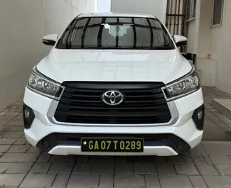 Motore Benzina da 2,4L di Toyota Innova 2025 per il noleggio all'aeroporto di Goa.