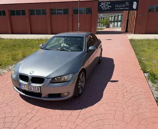 Interni di BMW 3-series Cabrio in affitto in Montenegro. Un'ottima auto da 4 posti con cambio Manuale.