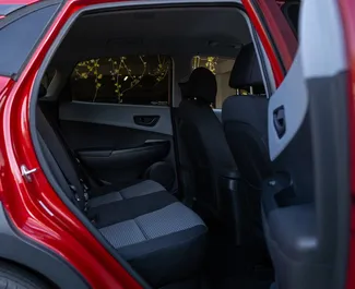Interni di Hyundai Kona in affitto in Georgia. Un'ottima auto da 5 posti con cambio Automatico.