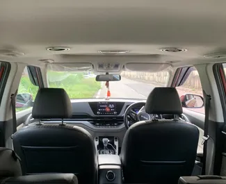 Kia Carens 2024 disponibile per il noleggio all'aeroporto di Goa, con limite di chilometraggio di illimitato.