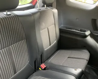 Interni di Kia Carens in affitto a Goa. Un'ottima auto da 7 posti con cambio Automatico.