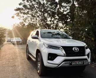Vista frontale di un noleggio Toyota Fortuner all'aeroporto di Goa, Goa ✓ Auto #16171. ✓ Cambio Automatico TM ✓ 0 recensioni.