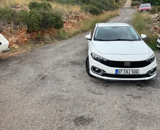 Vista frontale di un noleggio Fiat Egea a Alanya, Turchia ✓ Auto #16402. ✓ Cambio Manuale TM ✓ 0 recensioni.
