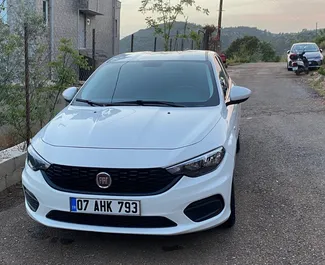 Vista frontale di un noleggio Fiat Egea a Alanya, Turchia ✓ Auto #16405. ✓ Cambio Automatico TM ✓ 0 recensioni.