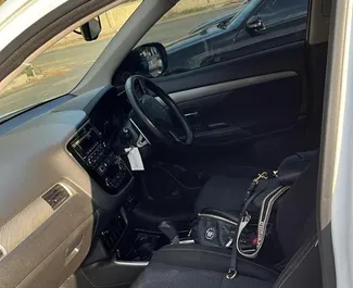 Mitsubishi Outlander 2018 disponibile per il noleggio a Limassol, con limite di chilometraggio di illimitato.
