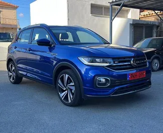 Vista frontale di un noleggio Volkswagen T-Cross a Limassol, Cipro ✓ Auto #14387. ✓ Cambio Automatico TM ✓ 0 recensioni.