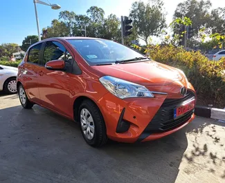 Vista frontale di un noleggio Toyota Vitz a Limassol, Cipro ✓ Auto #10990. ✓ Cambio Automatico TM ✓ 0 recensioni.
