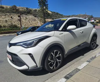 Vista frontale di un noleggio Toyota C-HR a Limassol, Cipro ✓ Auto #16460. ✓ Cambio Automatico TM ✓ 0 recensioni.