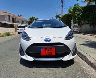 Vista frontale di un noleggio Toyota Aqua a Limassol, Cipro ✓ Auto #16459. ✓ Cambio Automatico TM ✓ 0 recensioni.