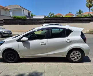 Noleggio Toyota Aqua. Auto Economica per il noleggio a Cipro ✓ Cauzione di Deposito di 100 EUR ✓ Opzioni assicurative RCT, CDW, SCDW, Furto, Giovane.