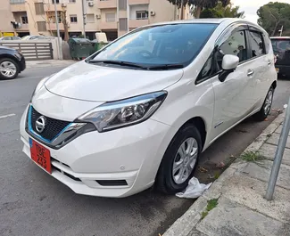 Vista frontale di un noleggio Nissan Note a Limassol, Cipro ✓ Auto #10760. ✓ Cambio Automatico TM ✓ 3 recensioni.