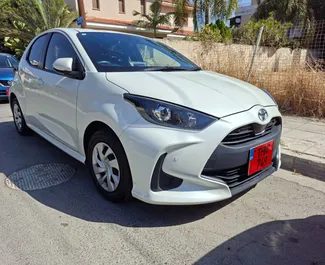 Vista frontale di un noleggio Toyota Yaris a Limassol, Cipro ✓ Auto #16458. ✓ Cambio Automatico TM ✓ 0 recensioni.