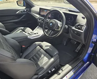 Interni di BMW 420i Cabrio in affitto a Cipro. Un'ottima auto da 4 posti con cambio Automatico.
