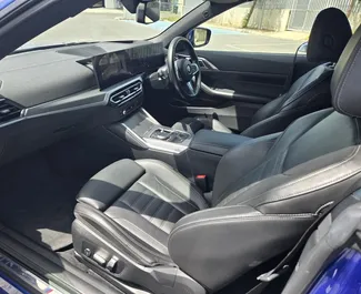 BMW 420i Cabrio 2023 disponibile per il noleggio a Larnaca, con limite di chilometraggio di illimitato.