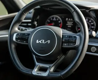 Interni di Kia K5 in affitto in Georgia. Un'ottima auto da 5 posti con cambio Automatico.