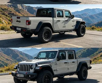 Vista frontale di un noleggio Jeep Gladiator a Bishkek, Kirghizistan ✓ Auto #16344. ✓ Cambio Automatico TM ✓ 0 recensioni.