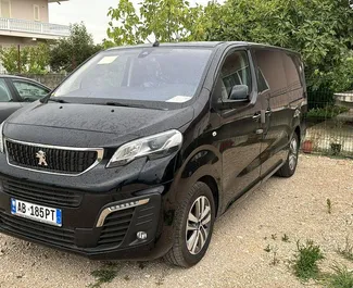 Vista frontale di un noleggio Peugeot Expert Traveller a Tirana, Albania ✓ Auto #16394. ✓ Cambio Automatico TM ✓ 0 recensioni.