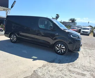 Vista frontale di un noleggio Fiat Ulysse all'aeroporto di Antalya, Turchia ✓ Auto #16395. ✓ Cambio Automatico TM ✓ 0 recensioni.