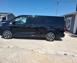Fiat Ulysse 2026 disponibile per il noleggio all'aeroporto di Antalya, con limite di chilometraggio di 200 km/giorno.