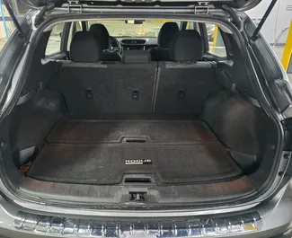 Nissan Rogue 2019 con sistema A trazione integrale, disponibile all'aeroporto di Tbilisi.
