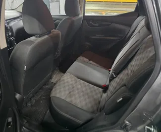 Interni di Nissan Rogue in affitto in Georgia. Un'ottima auto da 4 posti con cambio Automatico.