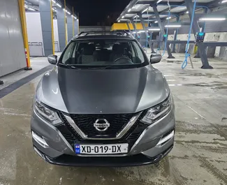 Vista frontale di un noleggio Nissan Rogue all'aeroporto di Tbilisi, Georgia ✓ Auto #16455. ✓ Cambio Automatico TM ✓ 0 recensioni.