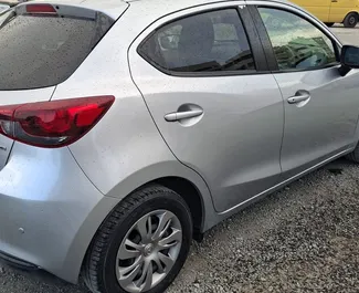 Vista frontale di un noleggio Mazda 2 a Limassol, Cipro ✓ Auto #16457. ✓ Cambio Automatico TM ✓ 0 recensioni.