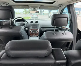 Interni di Mercedes-Benz ML350 in affitto in Albania. Un'ottima auto da 5 posti con cambio Automatico.
